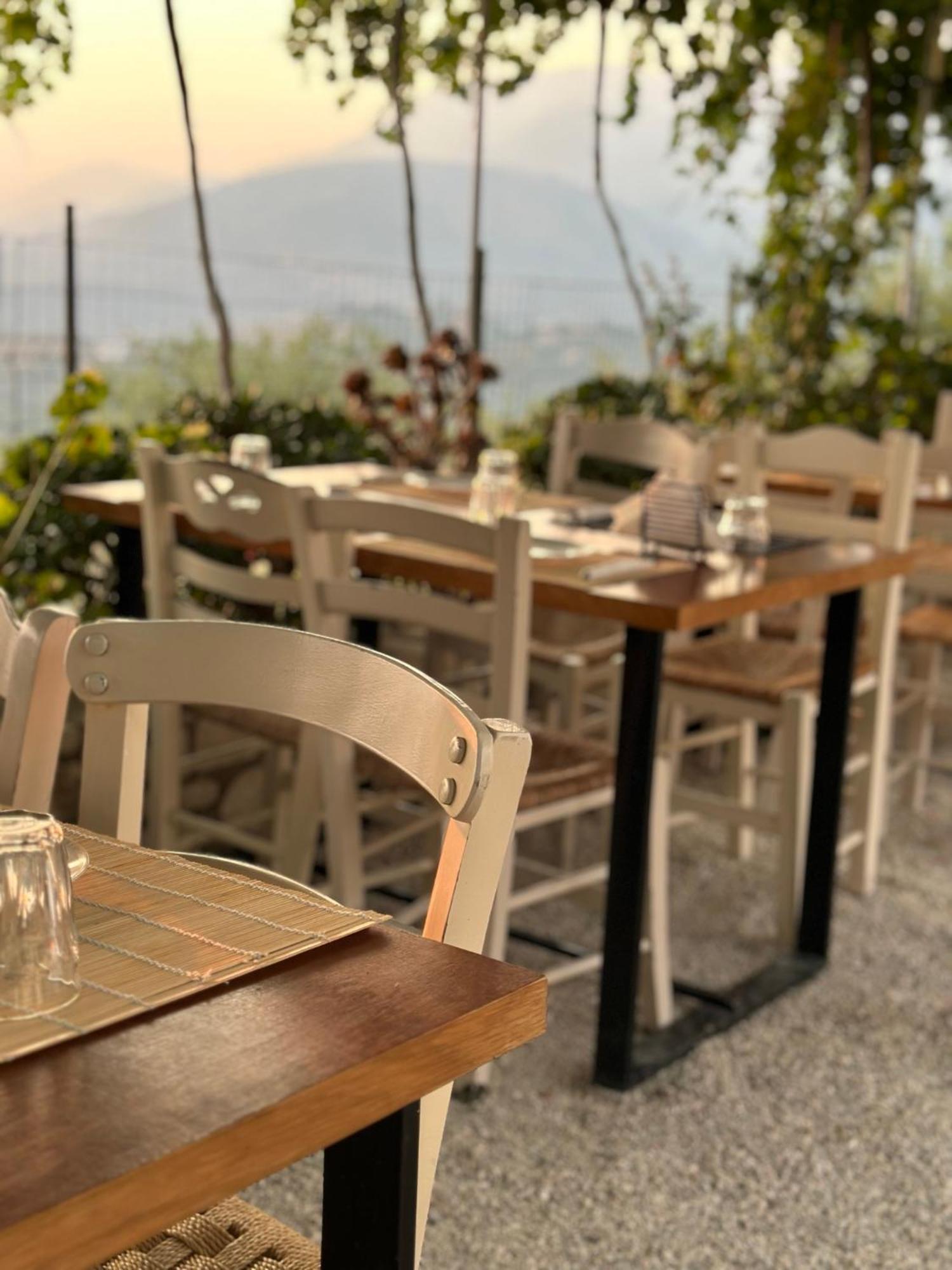 Elea Guesthouse Himare Bagian luar foto
